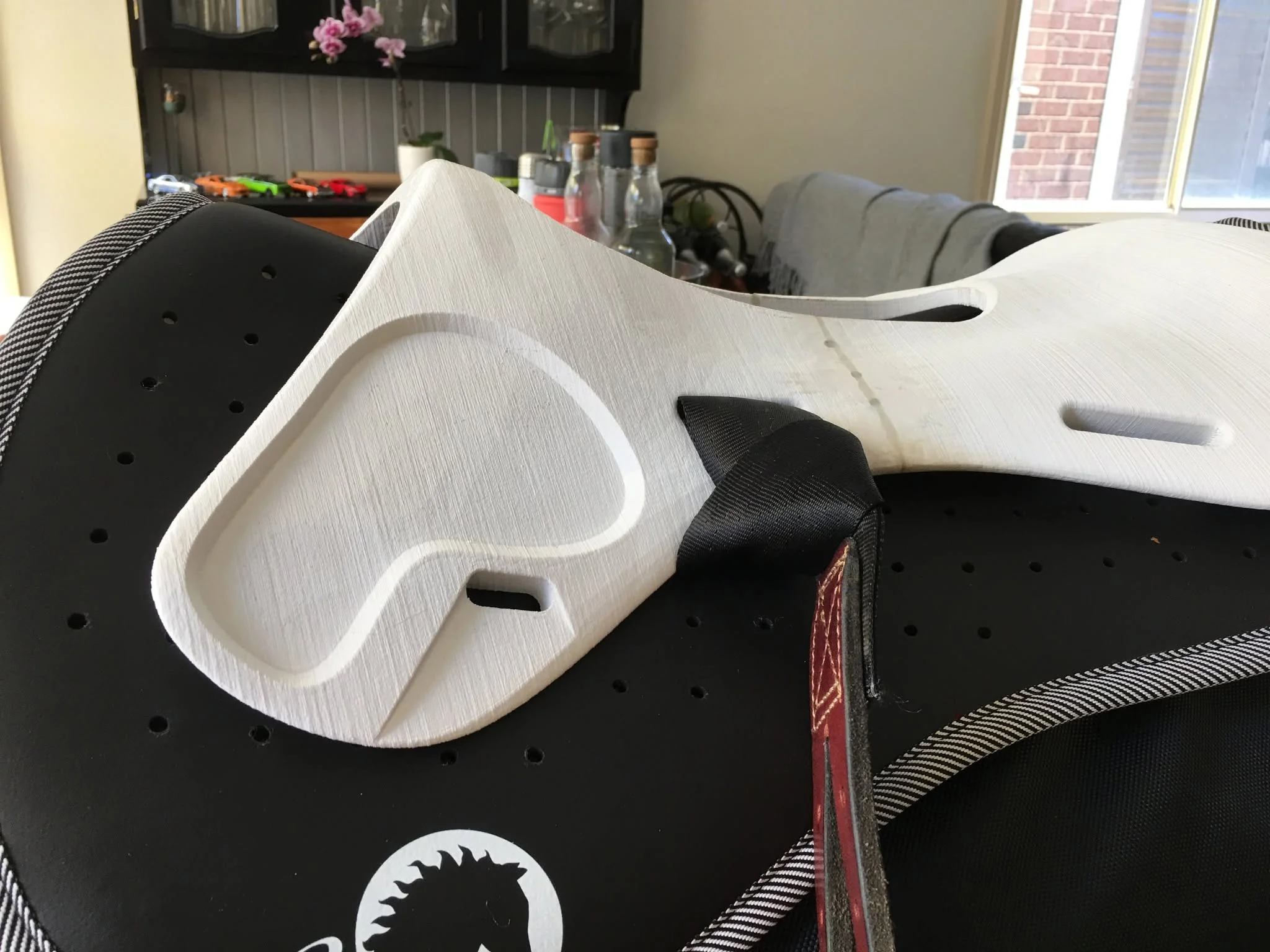 3D-printed organic component exhibiting surface texture and cut-outs.